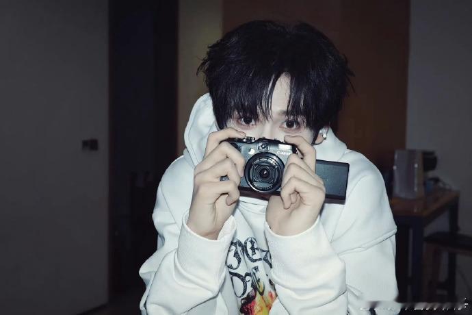 余宇涵的直播真是太有趣了！直接把粉丝问到的“找工作”给怼回去了，连峰峻都能开玩笑