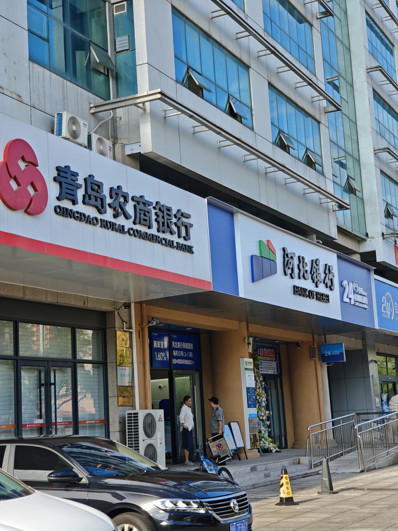 我觉得，我们这边的银行中午都会保留一个服务窗口的，这样就挺好的。