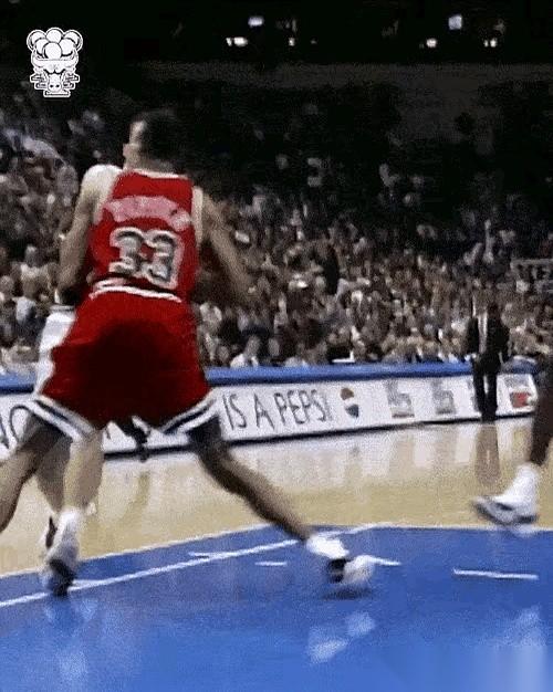 最绝望的是什么？
不是你投不进，也不是被人迎面防死。
而是你明明已经拼尽全力，过