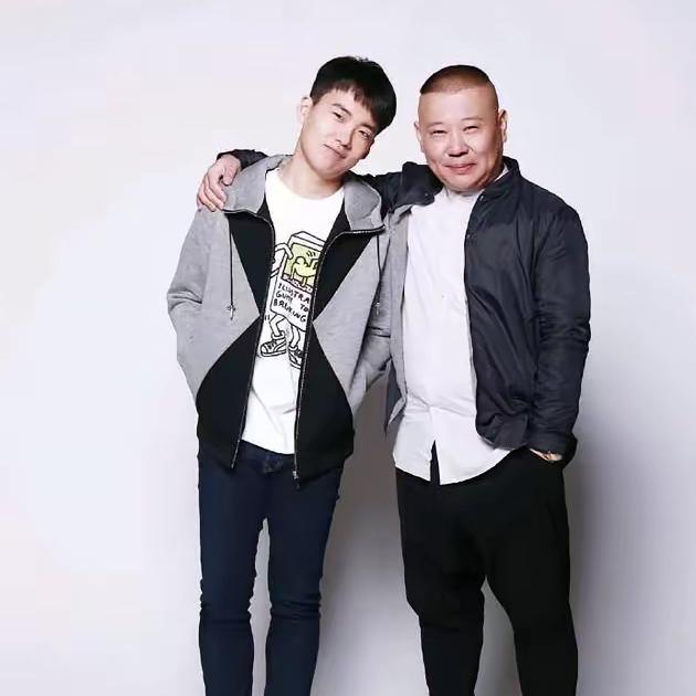 郭德纲高调宣布，郭麒麟为德云社唯一继承人，其实并不意外。
​郭德纲虽然有4个儿子