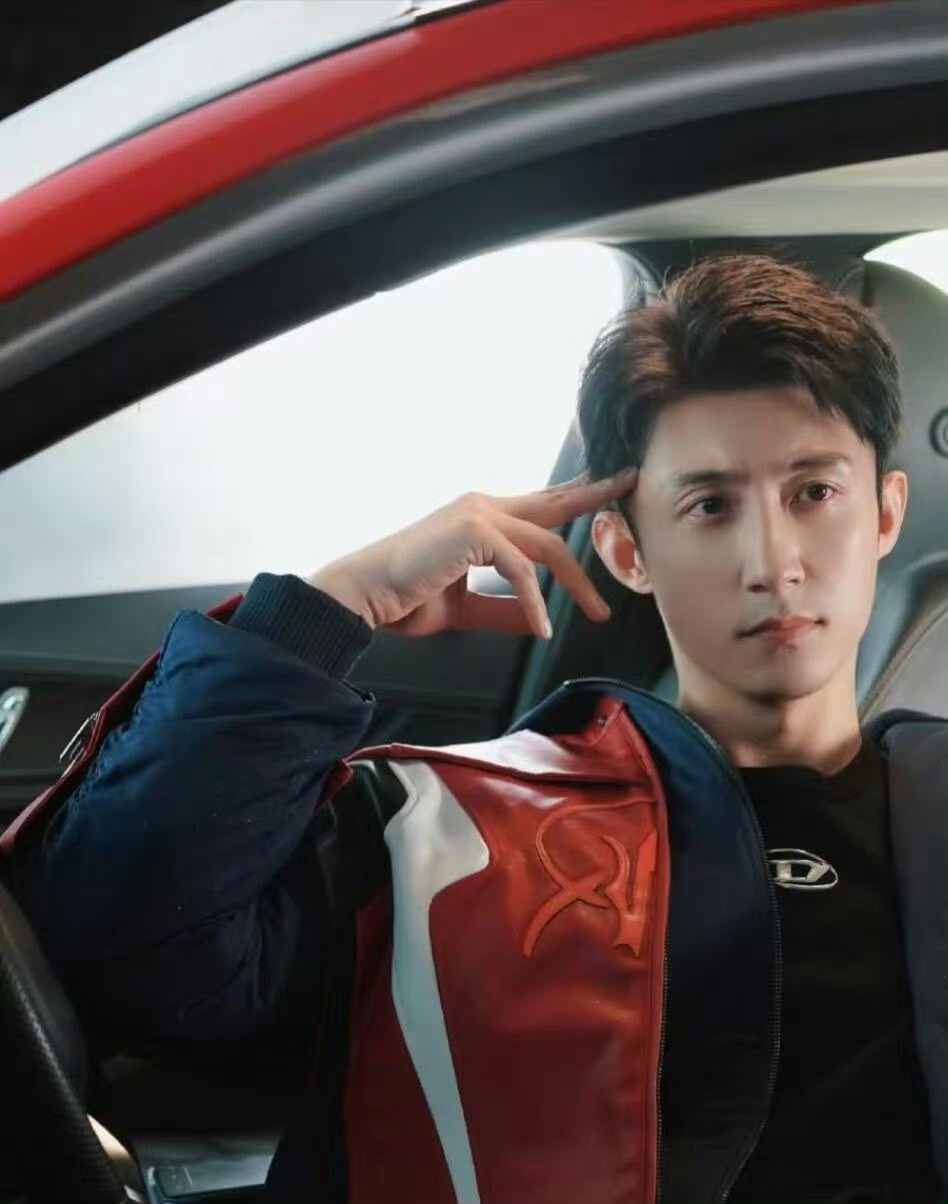 黄景瑜戏里戏外都离不开车 戏里驾驶赛车帅到窒息，戏外和车绑定营业～稳飒并存的气场