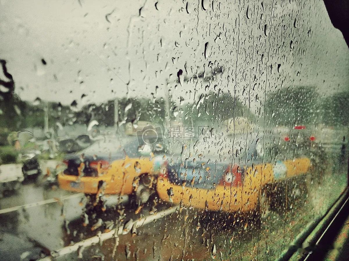 10 月 22 日，星期二，小雨淅淅沥沥地下着🌧️。（望着窗外的雨丝，心中涌起