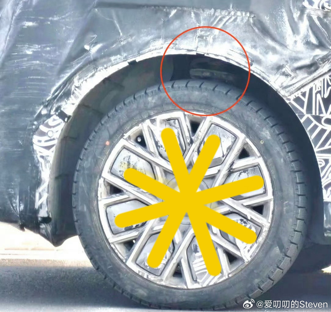 yu9这个轮毂还挺有意思的，竟然是一个米字，是故意的还是碰巧了。 