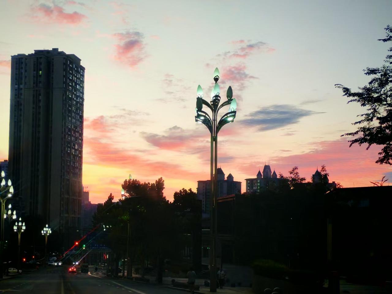 重庆的城市之美，应该是在夏天！要不，为啥这么热的天，还有好多外地朋友们来重庆旅游