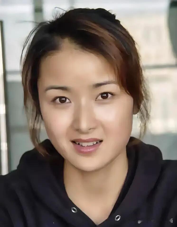 这位女演员真是太好看了，属于那种第一眼看见就觉得美的美女，太好看了，让人移不开眼
