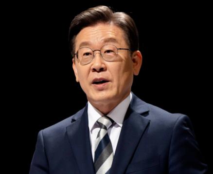 外媒问韩国总统李在明：若中国武统台湾，你会不会出手？李在明笑着回答：那是人家的家