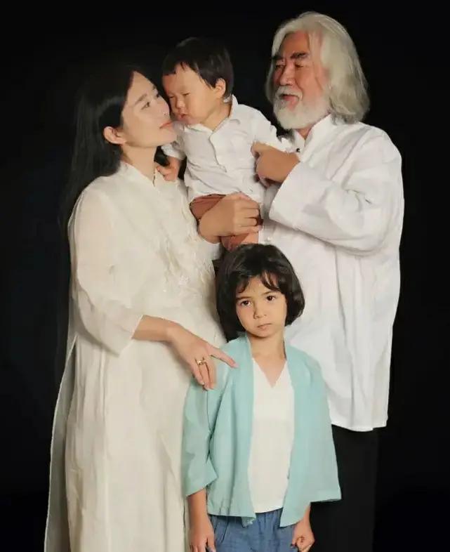 男人至死是少年，张纪中75岁娶小自己三十多岁的杜腥霖为妻生下四个孩子，现在还要拼