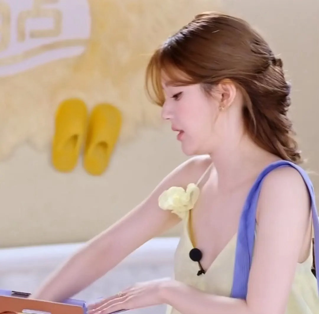 都说赵露思的脸胖了再也回不去之前了，现在的脸就是医美脸 