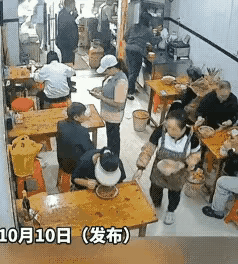 近日，浙江一女子去饭店吃饭，老板娘把做好的面端给女子，看女子低着头吃饭，就轻轻拍