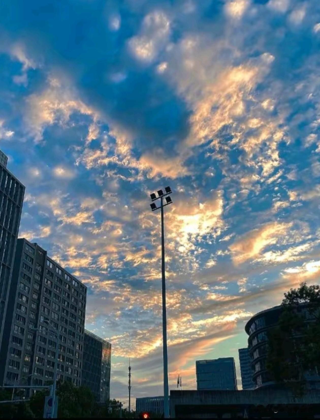 岁月沉过往，风雨渡余生。