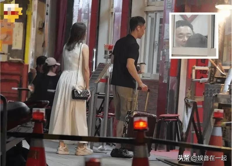 selina前夫张承中最近被拍到和一位女生结伴看舞台剧，俩人全程挨得很近，散场后