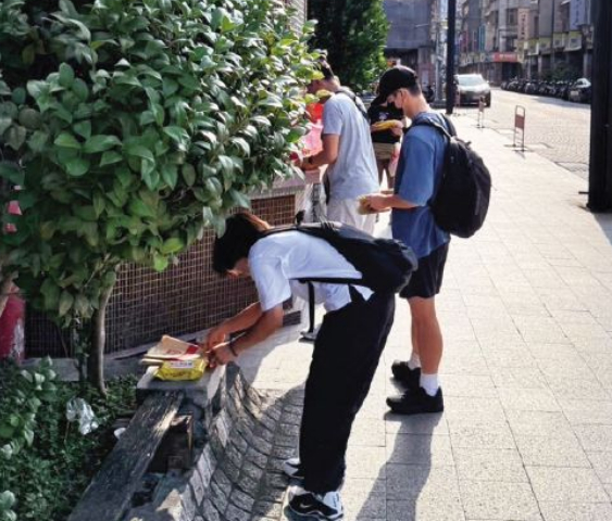 台北偶遇复工的许光汉 复工的许光汉被拍到去拜拜祈福🙏 ​​​
