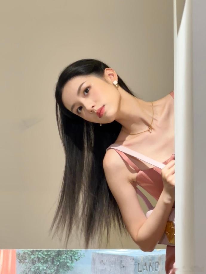 #周也小猫探头##周也皮粉吊带又甜又A# 周也的小猫探头太让人喜欢了！她的烟粉系