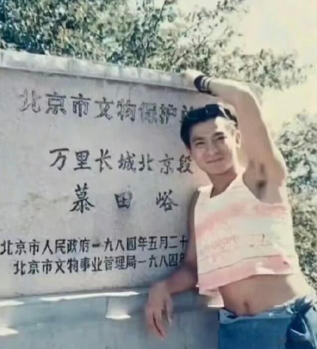 老辈子追的男明星太敢穿了老辈子追星 男顶流超短裤配黑丝 上点图