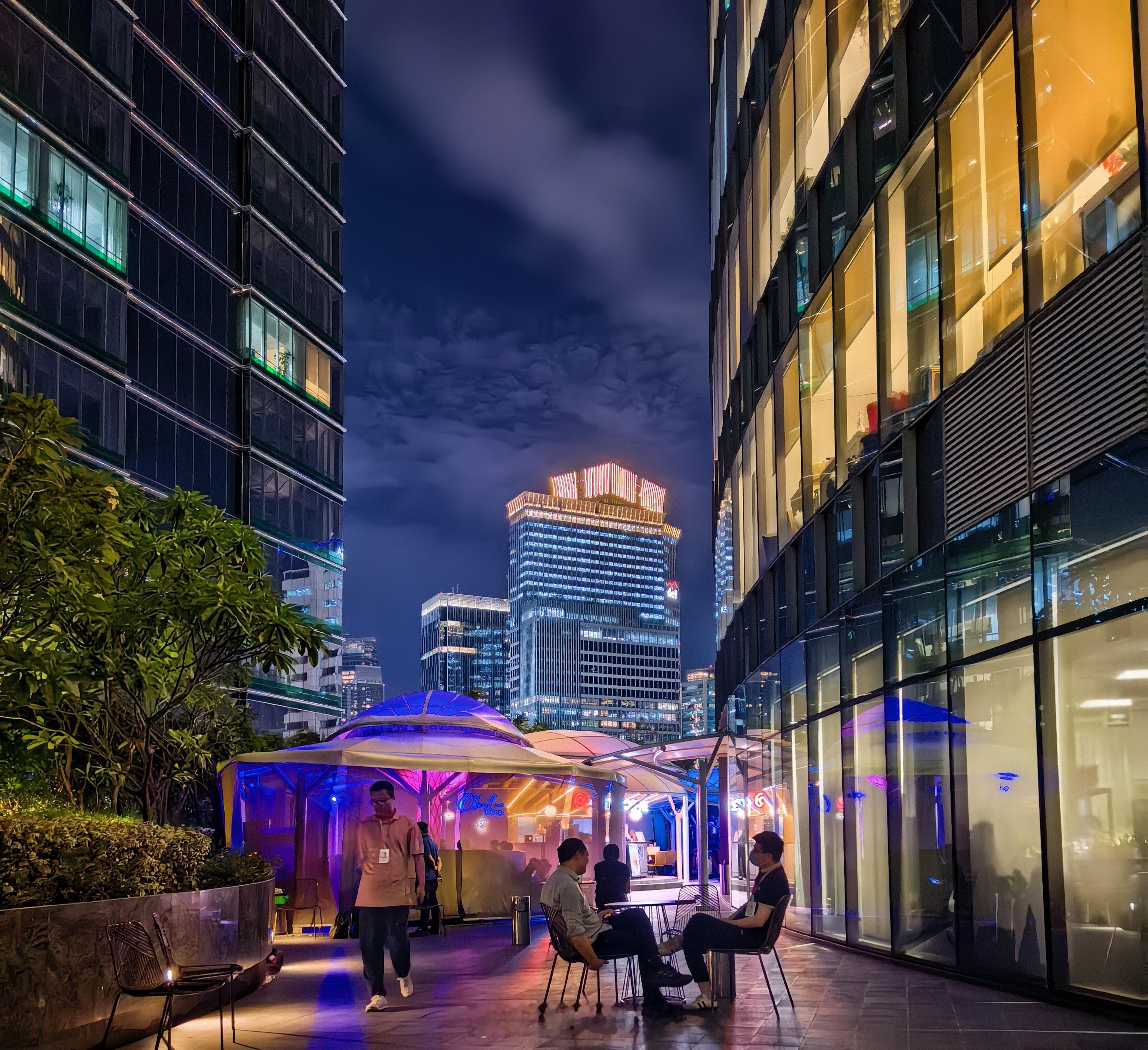 饭后吹了三分钟的晚风。想起伍佰的那首《晚风》 