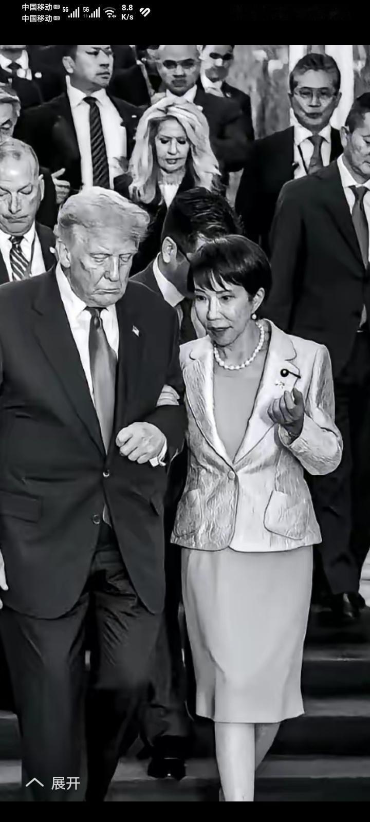 特朗普老头被日本首相第一位迷人女首相高市早苗，好像父女关系抚着特朗普。
高市早苗