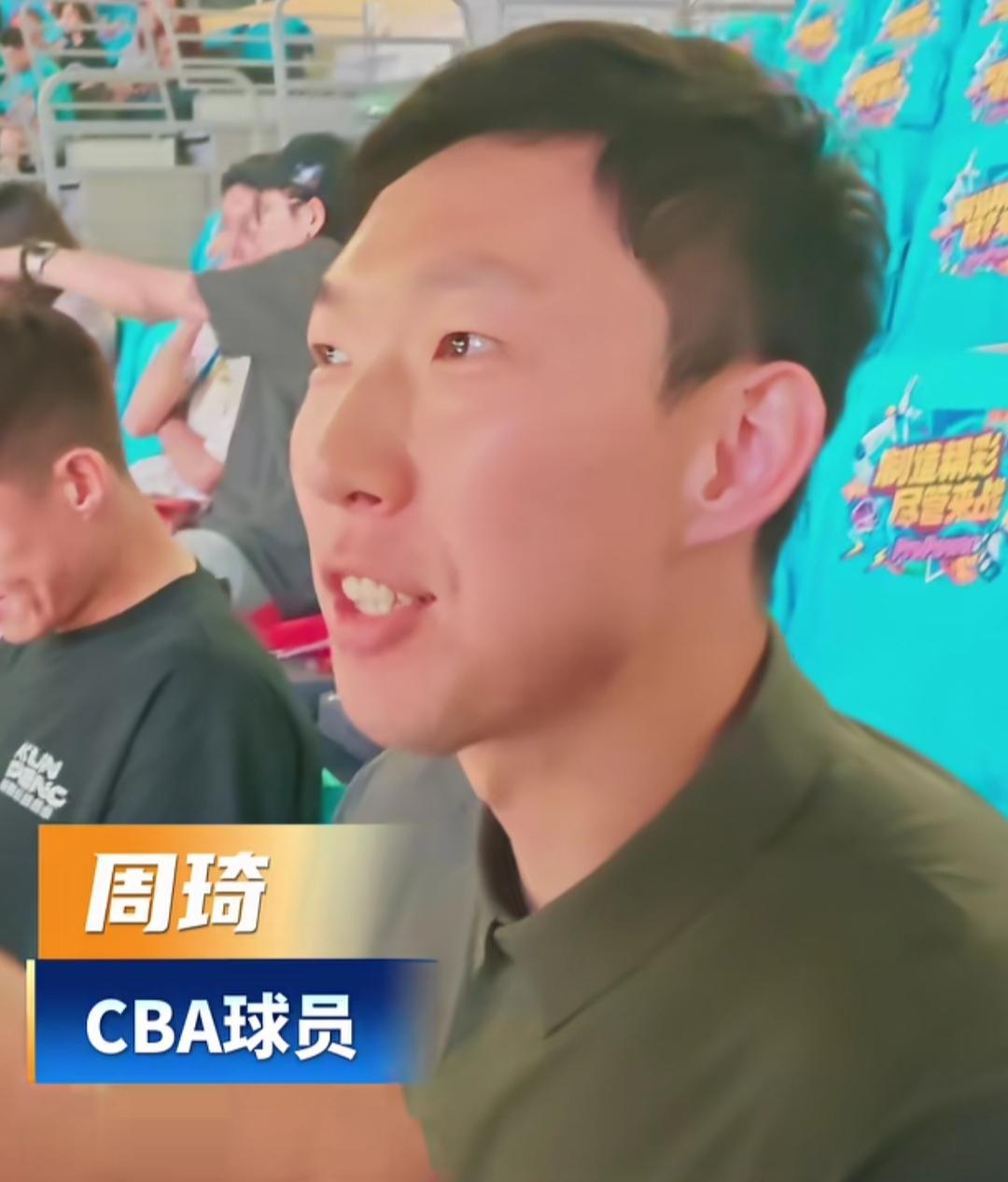 CBA一哥北京北汽的周琦，
出现在粤BA总决赛的现场，
跟徐杰有良好的互动，
人