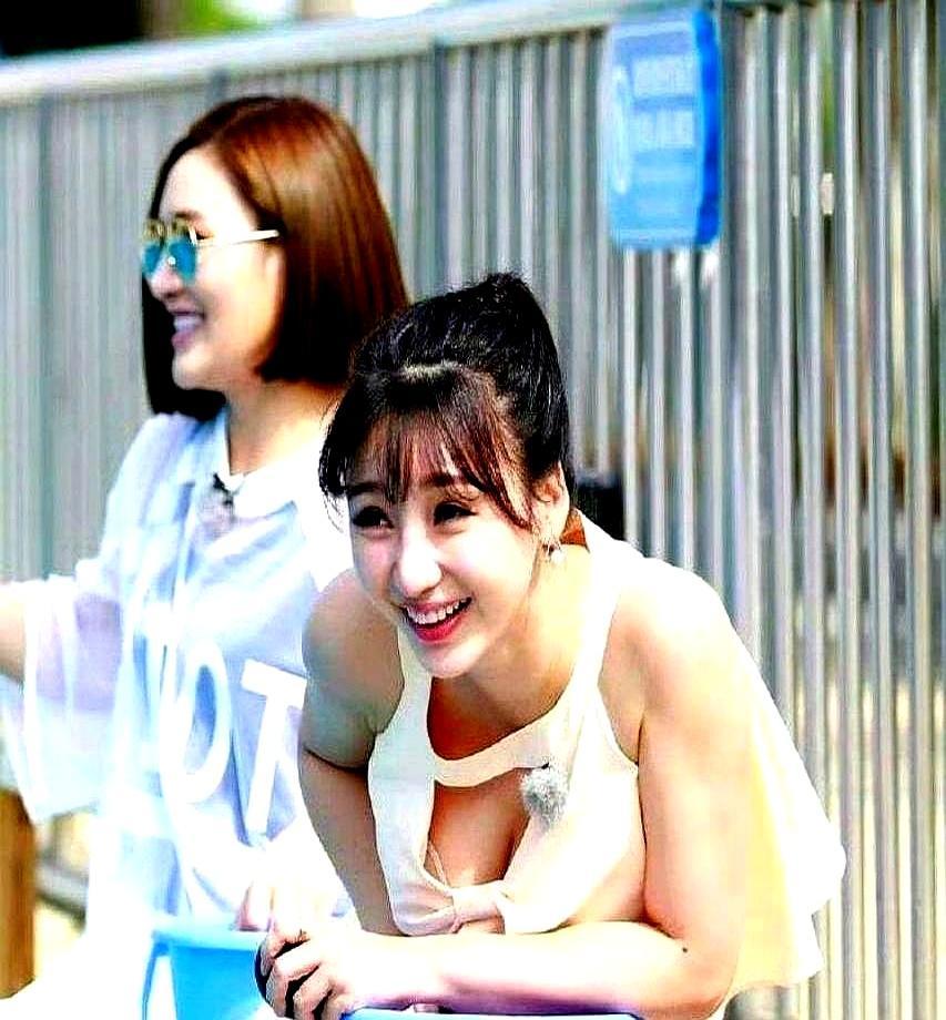 柳岩把当年泼向她的冷水，烧开泡茶了。
 
2016年包贝尔婚礼，她被多名伴郎抬着