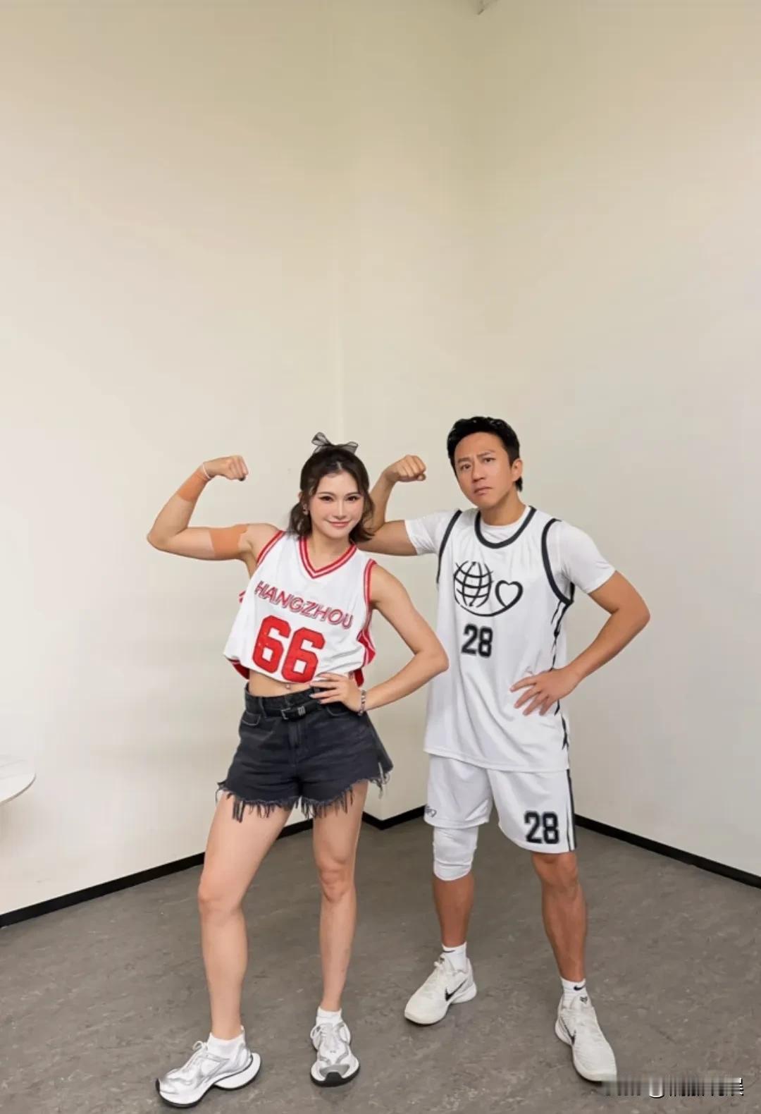 姚基金慈善赛上，邓超和终于和明星运动员吴艳妮合影了，俩人比着同样的姿势，邓超一脸