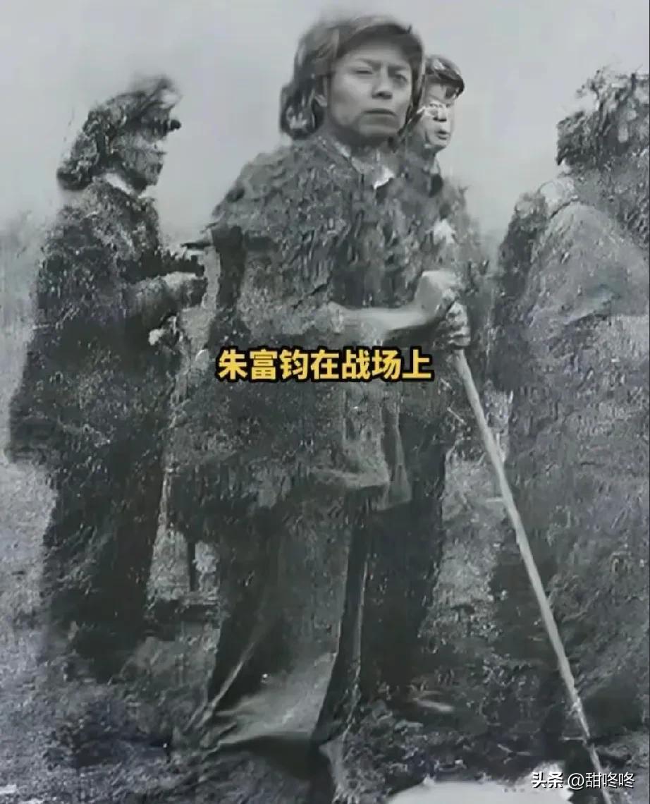 这张照片是朱富钧团长在战场上勘察时被战地记者抓拍到的。
他是整个对越作战中解放军