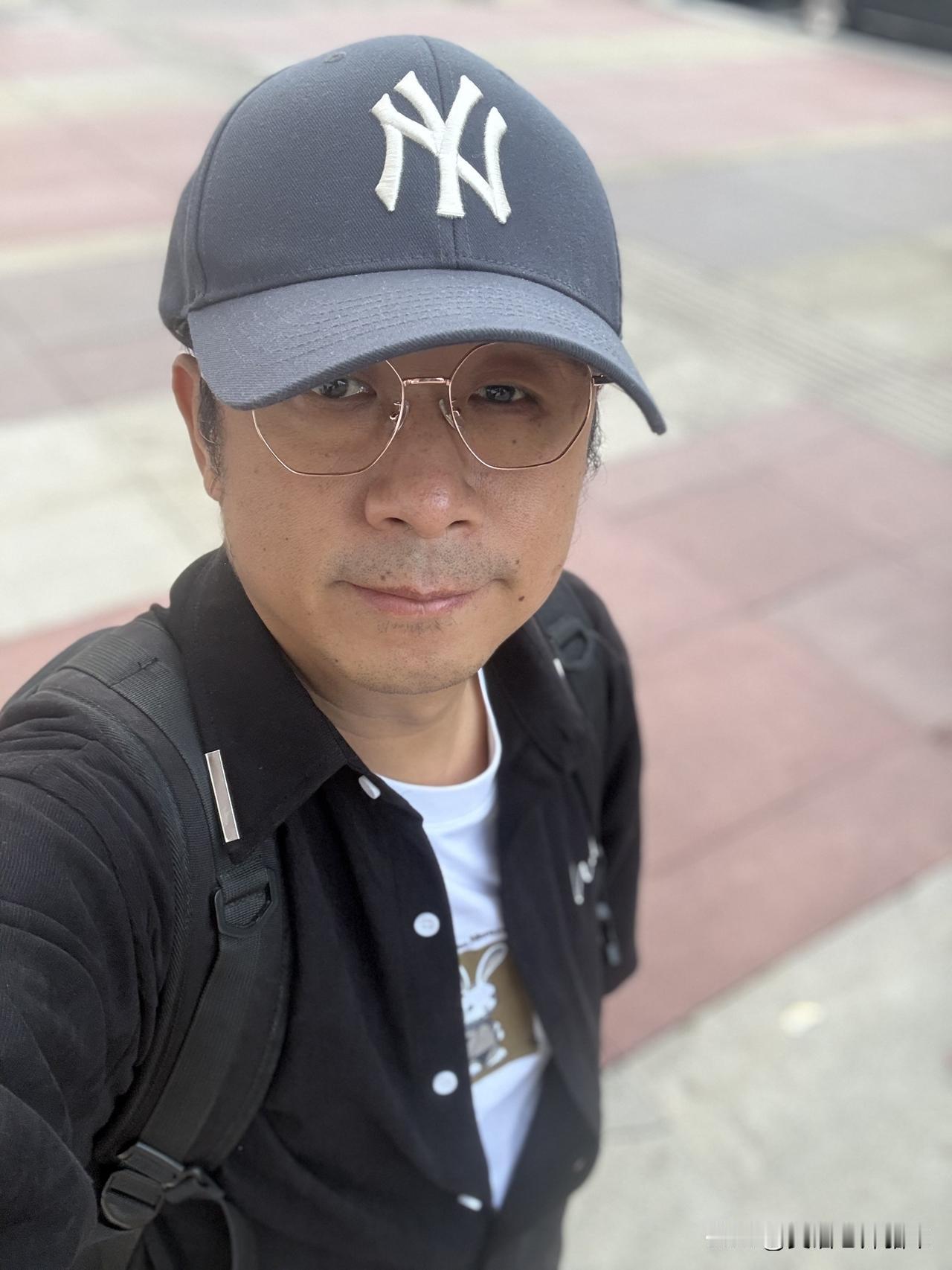 50岁以上的男性当然还能很帅！就拿我自己来说，虽然到了50岁，可魅力这玩意儿可没