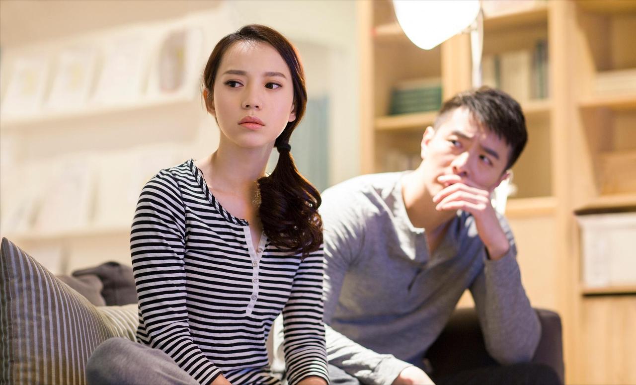 我妈和我爸离婚后还睡在一起，把我生下来。我妈又在几年后又找了对象，结婚时带我走了