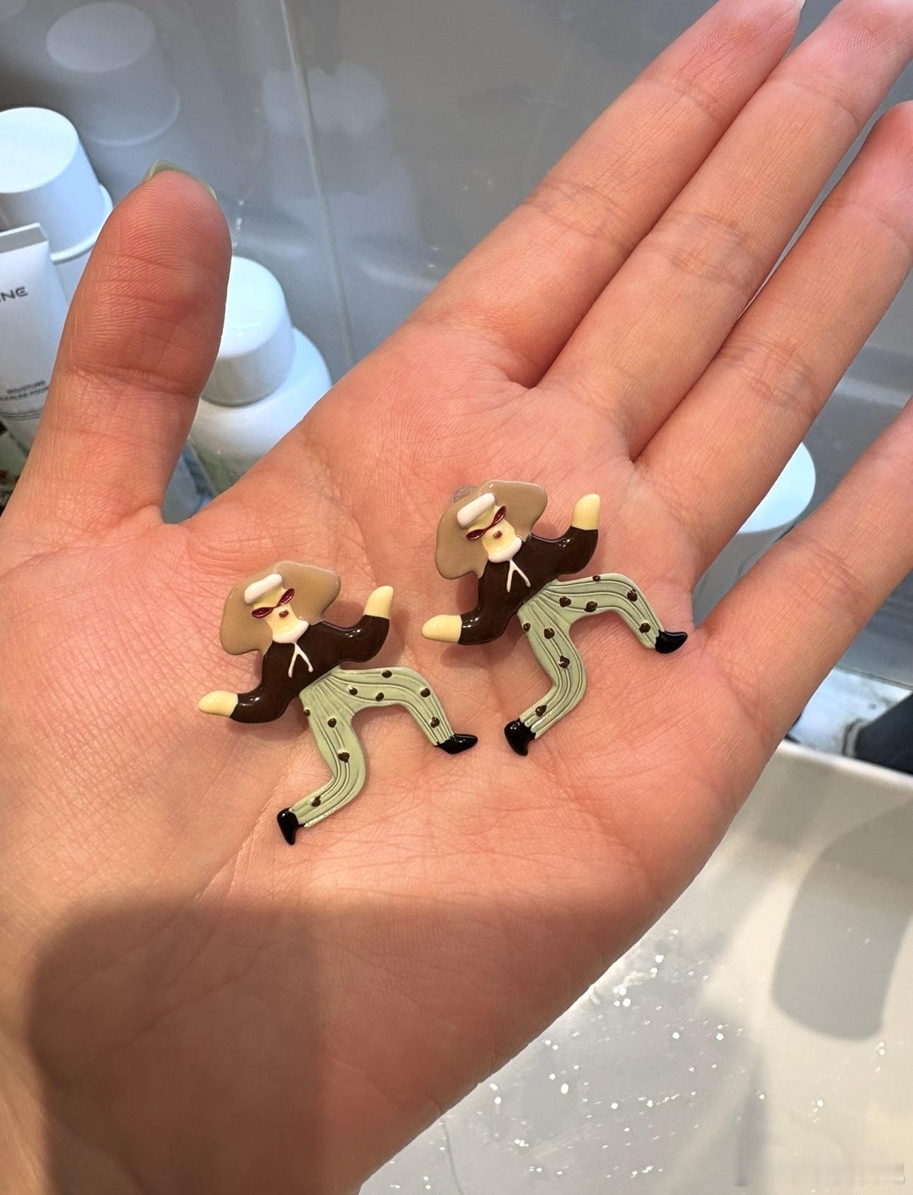 对正常的耳饰已经无兴趣 