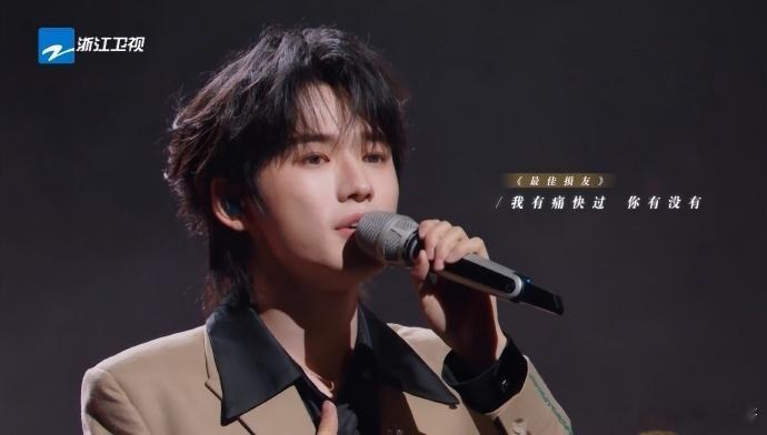 宋亚轩再唱胆小鬼国乐无双经典旋律再度响起，他从容接唱完整歌词，灵动的表现加上动听