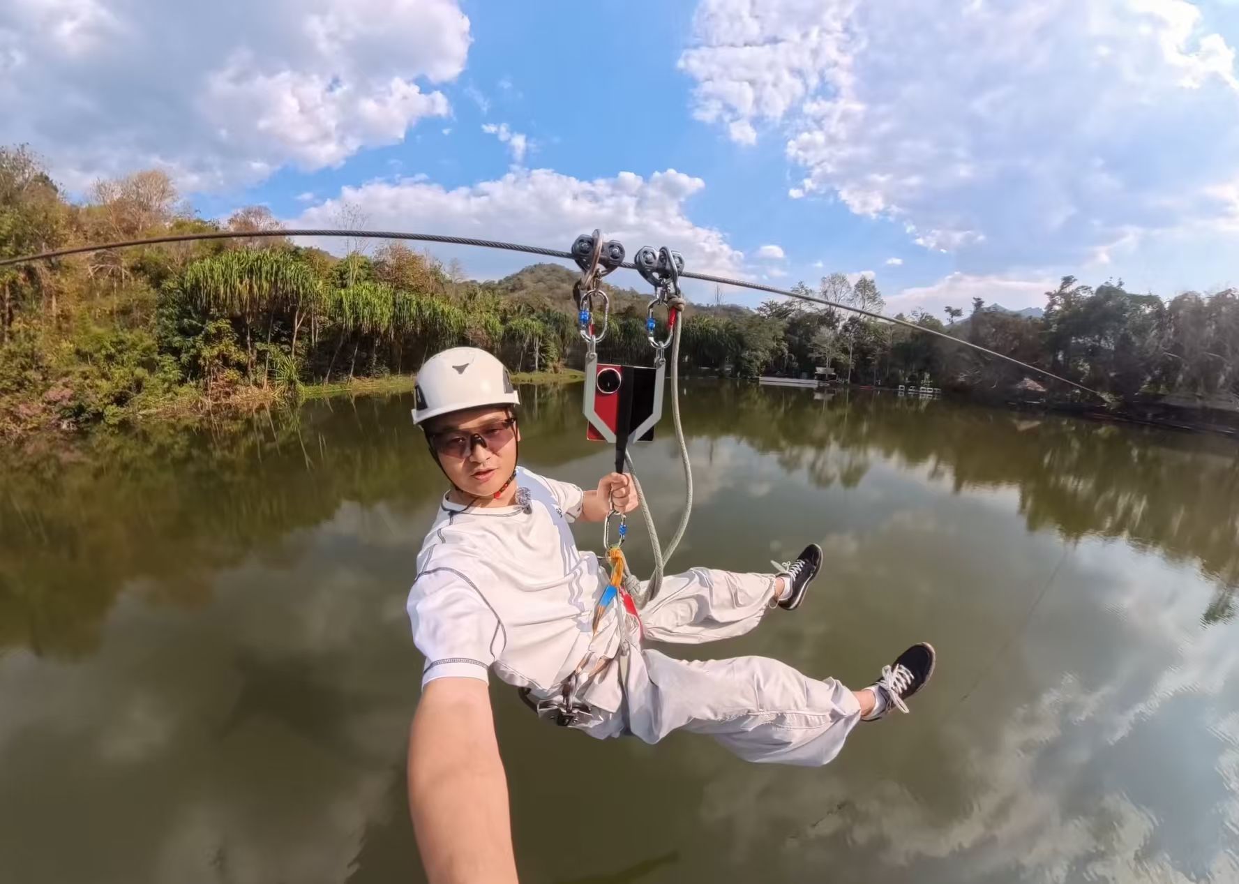 厂商们为了证明自己的硬核实力玩得真的越来越花了。如今的国产大折叠，除了可以荡秋千