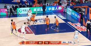 这波进攻属实有点可惜！张镇麟持球突破后送出精准直塞，刘礼嘉顺下接球直接面对空篮，