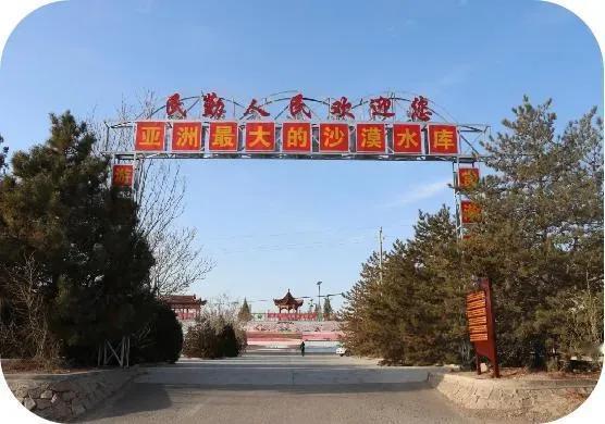 民勤新貌礼赞

石洋河里流淌着民勤人的希望
一汪汪上游来水折射了一路风光
红崖山