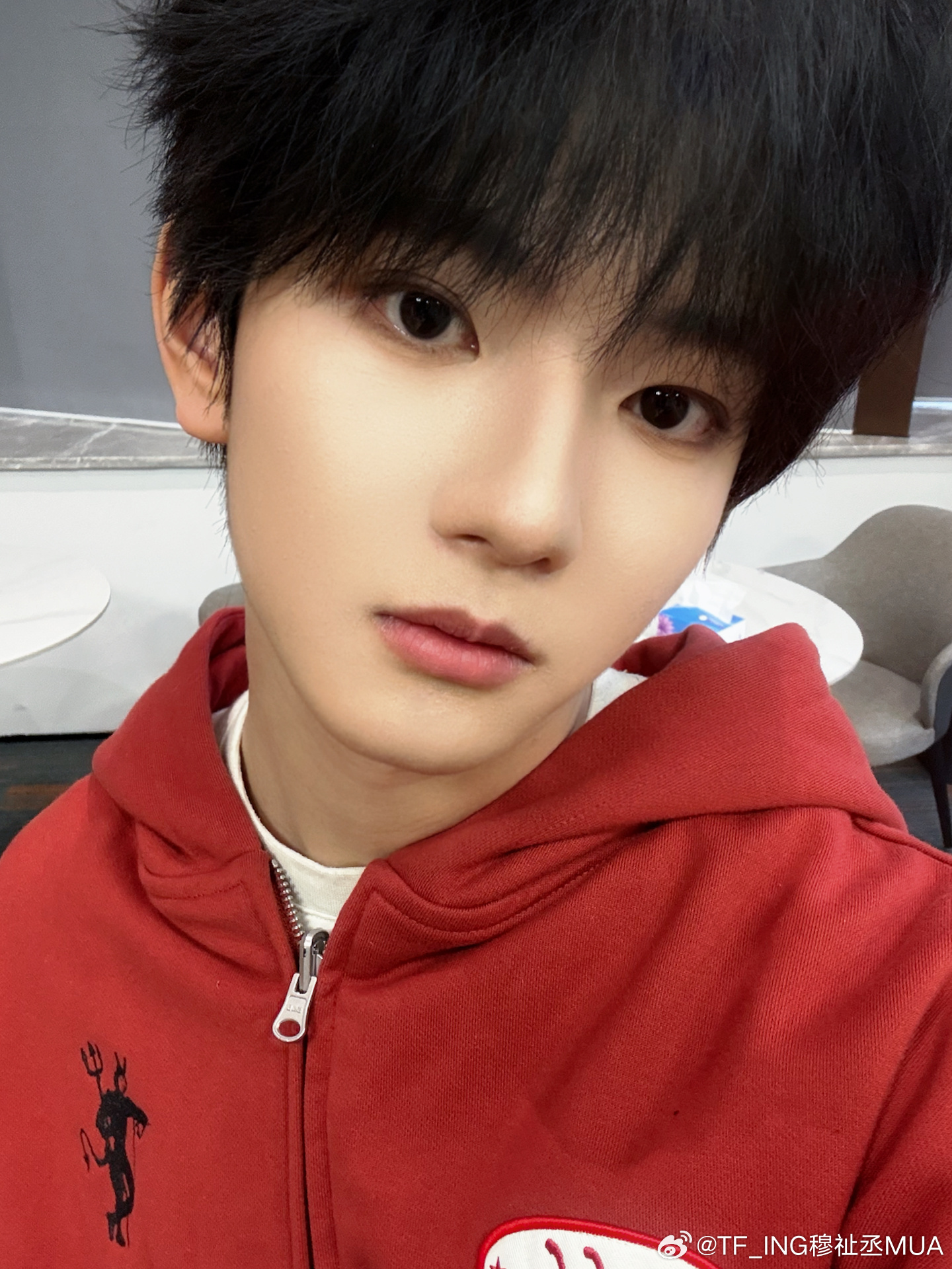 穆祉丞红衣四宫格穆祉丞AAA本校生丞哥上线红色卫衣四宫格怼脸拍好萌！穆祉丞怼脸拍