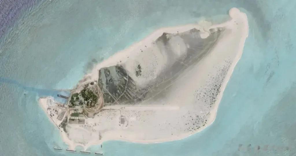 机场！我国中建岛进展顺利，飞机跑道清晰可见。
经过2个月的施工，中建岛填岛进度迅