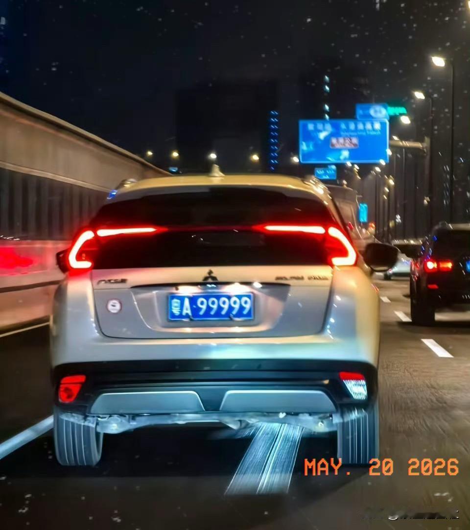 要知道在广州，这样全是数字、不掺杂一个字母的油车车牌，那绝对是数一数二的存在。