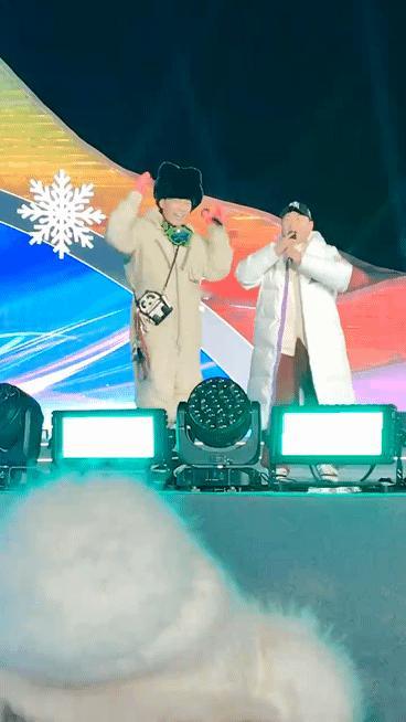 林依轮零下18度领千人蹦迪爱情鸟  新年整欣活  左右哥和林依轮在冰雪大世界带来