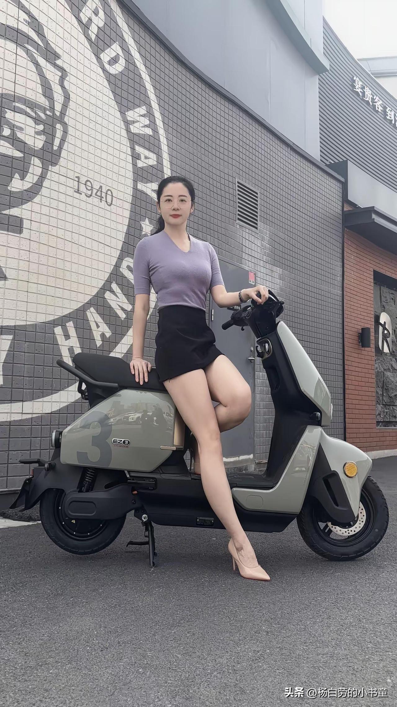 现在教书当历史老师的我
有点不想当老师啦
大家看我当车模有没有潜力吗？
女老师 