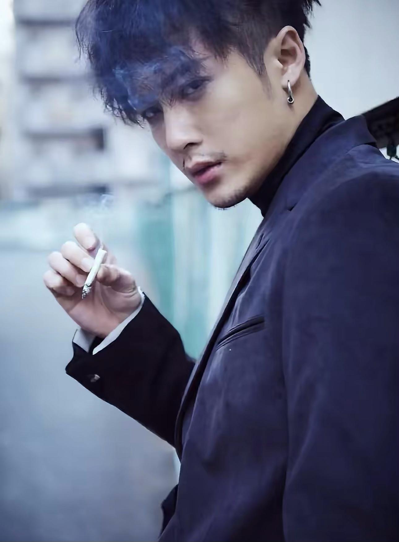 檀健次符龙飞抽烟大家都是成年人了🚬咋了，长这么帅抽大炮也愿意看[馋嘴][馋嘴]