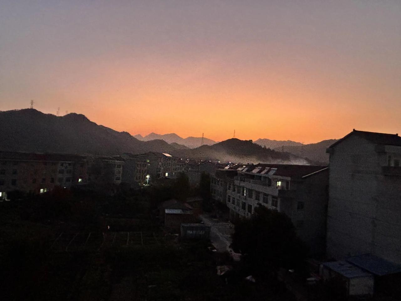 3姐报案，说他骚扰威胁，派出所打来电话|||要求他去派出所    我要不要过去？