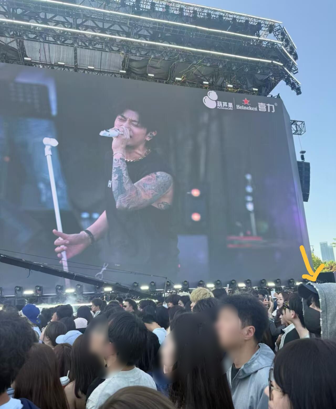 张桂源去音乐节了有人拍到张桂源去合肥的音乐节了！卫衣帽子口罩，果然在人群中也帅得