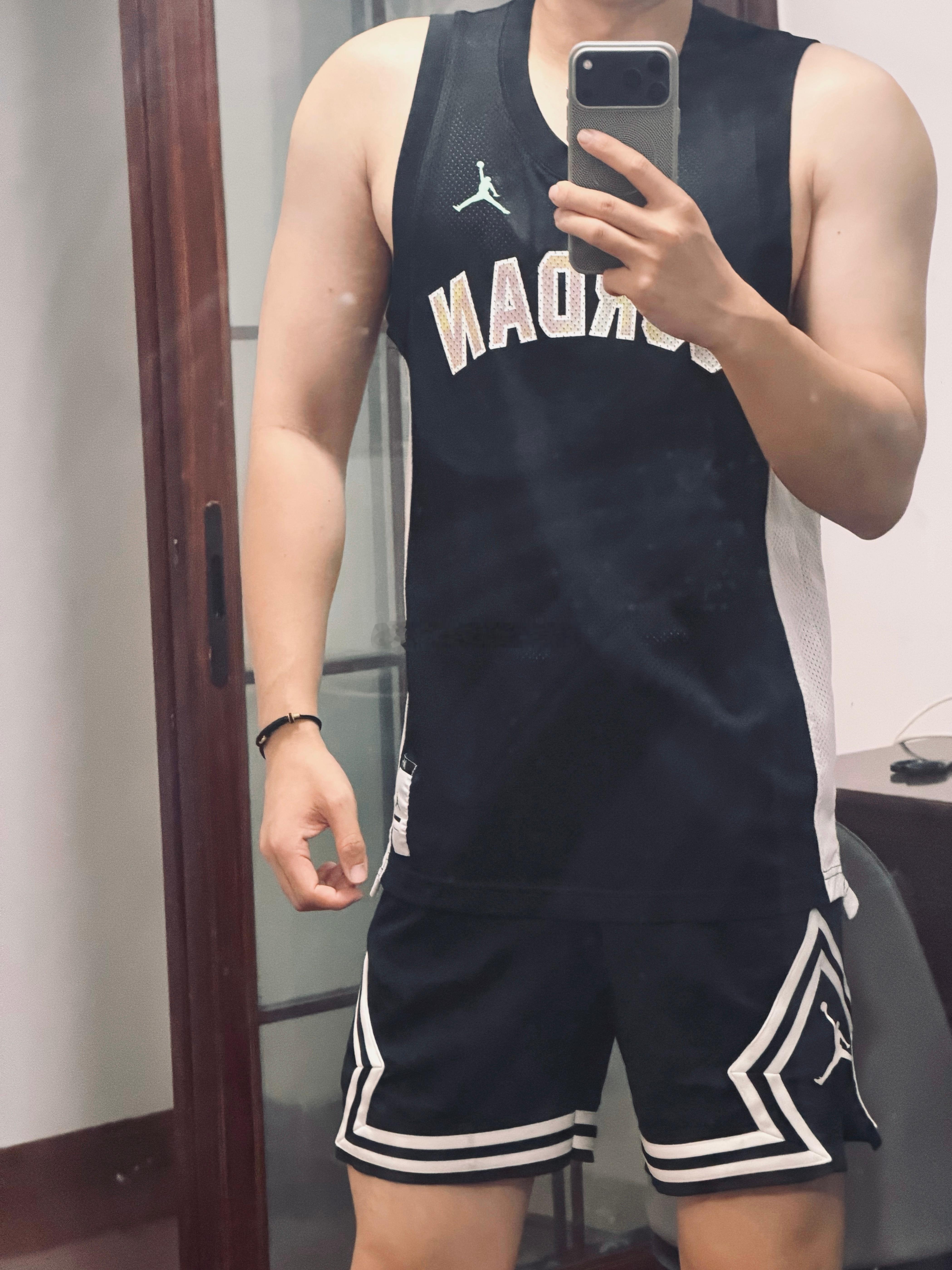 以前没觉得这个裤子短 怎么现在穿这么短 是缩水了还是我屁股大了 