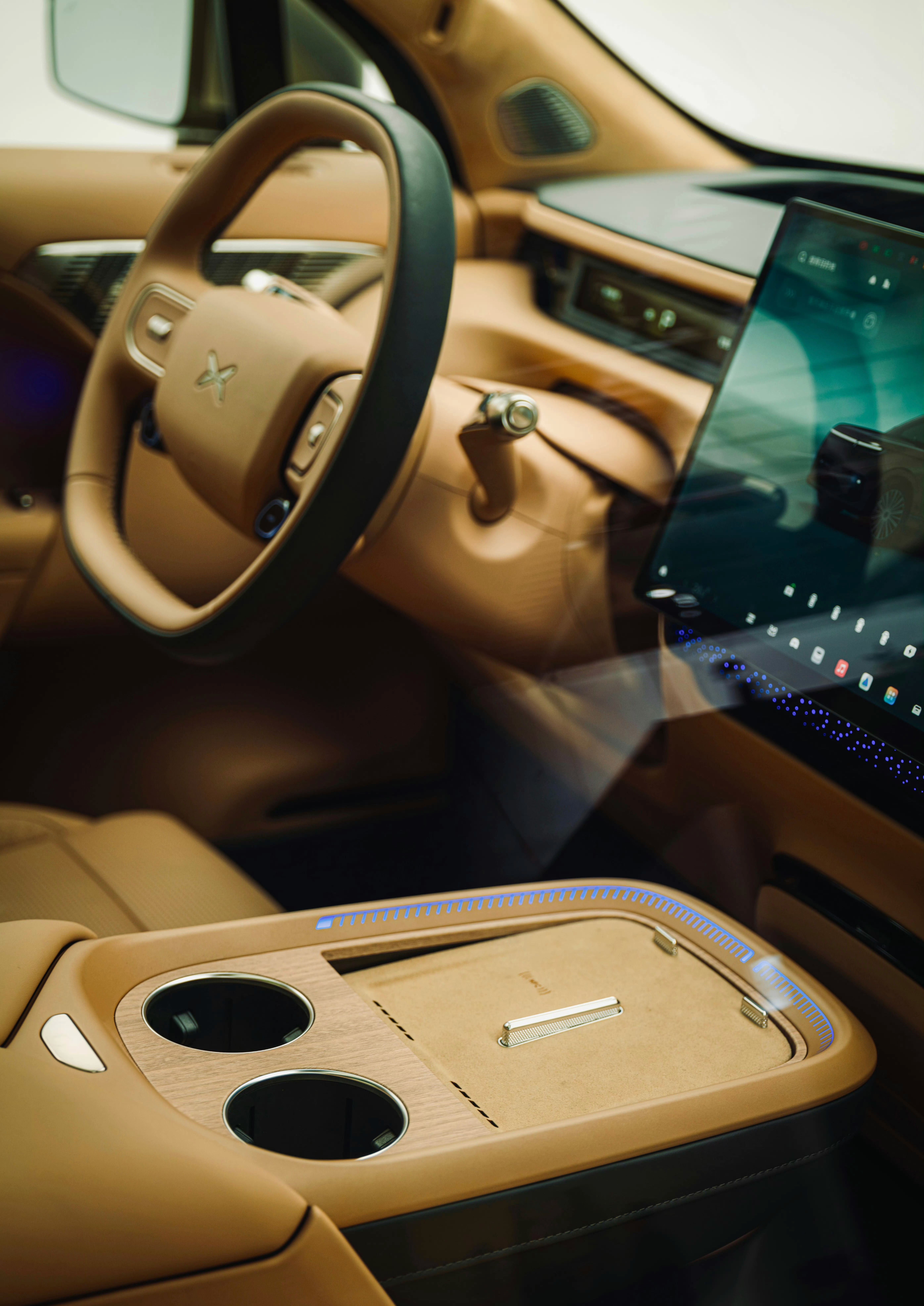 小鹏GX内饰曝光中控台上部和仪表盘造型是类似小米SU7的样式，方向盘和X9基本一