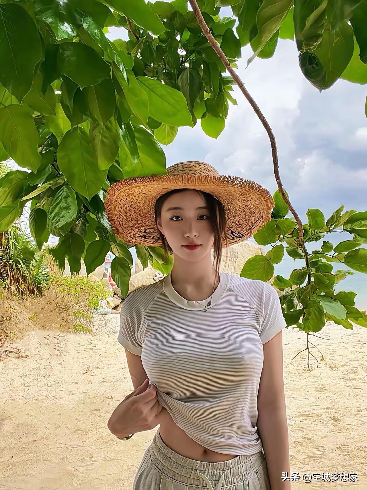 感情里最珍贵的
从不是刹那间的轰轰烈烈
而是历经岁月山河
依旧久处不厌
 
不必