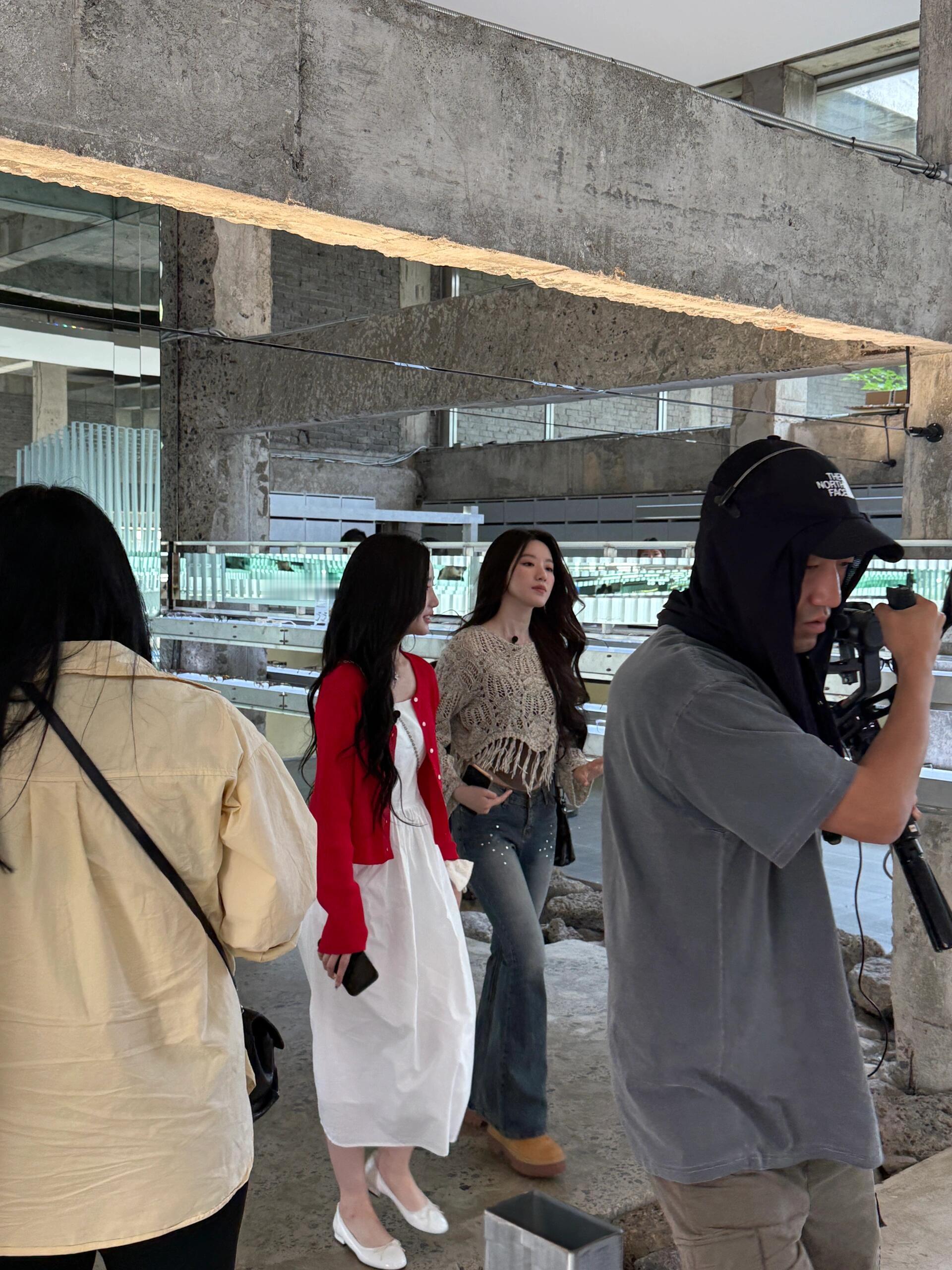 美女条子就是好啊 即使是在夏天穿UGG我也觉得美得我心颤[融化] ​​​