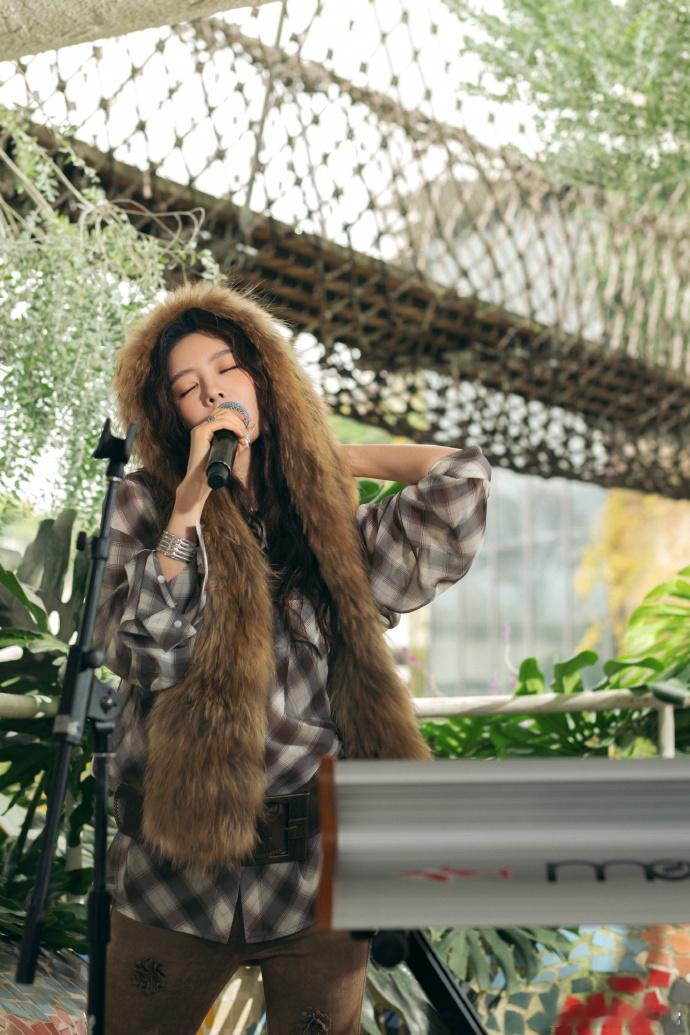 谁给蔡文静做的造型 属实是解锁了全新打开方式！利落短发搭配清浅眼妆，再加上吸睛的