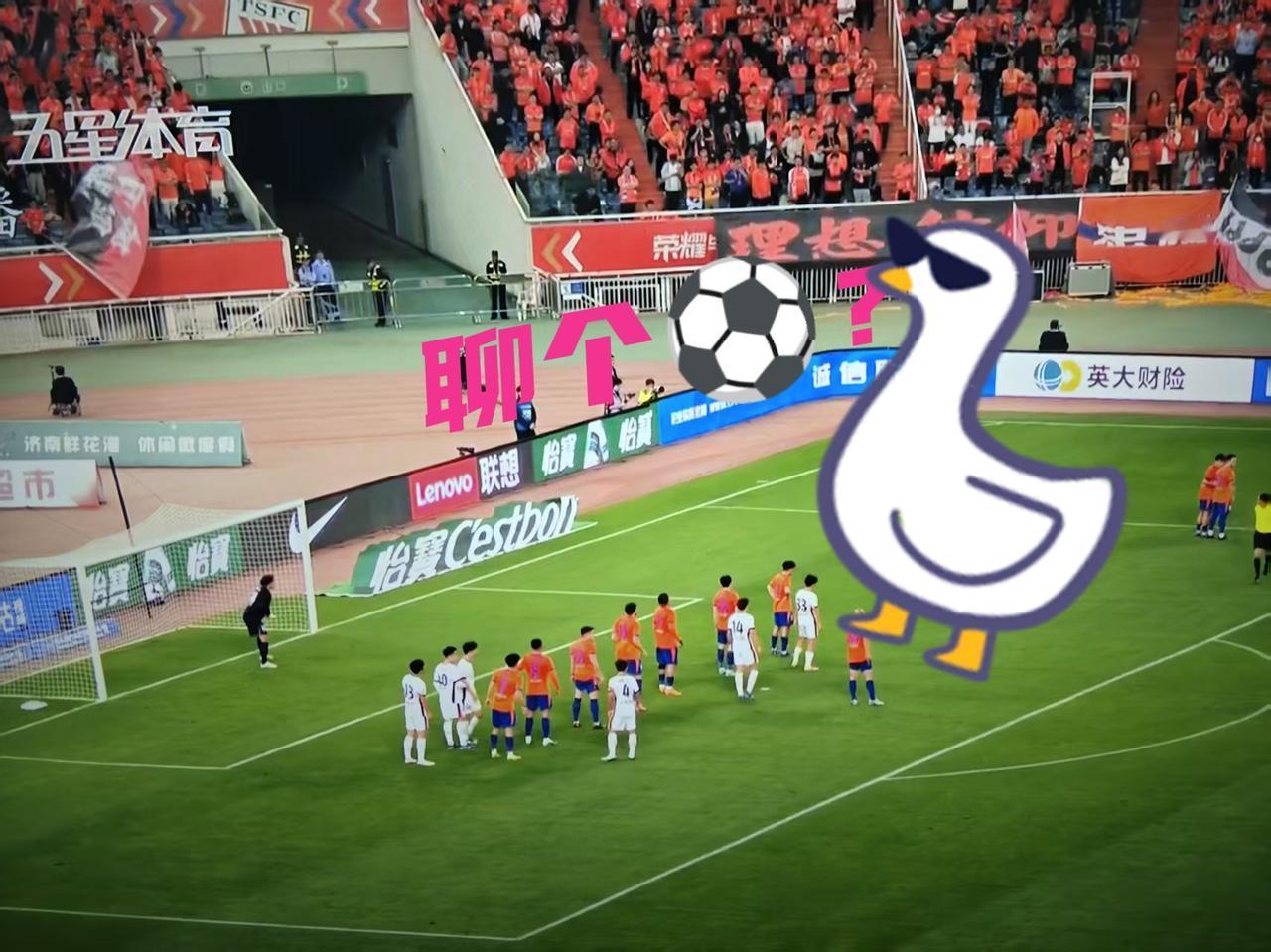 战山东，上半场，海港队的22号杨希，右边路有防有攻，踢得有模有样，海港今年最成功