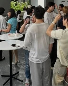 zeenewzeenunew 真的能看到同事们都是自己一桌，哥就跟🐱拔站在一起