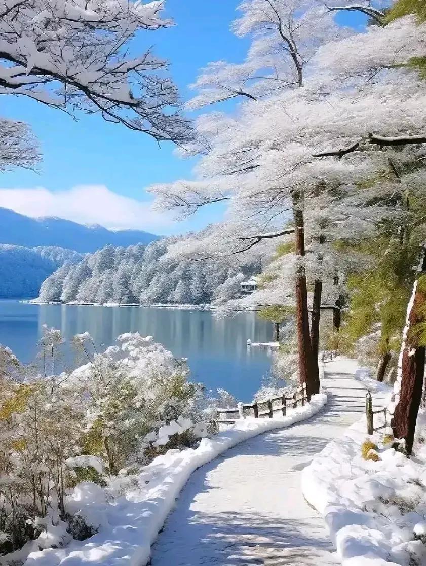 大雪
梦中下雪大如巾，纷扬落地数尺深。
乾坤六合浑一体，天地万物尽囫囵。
云遮日