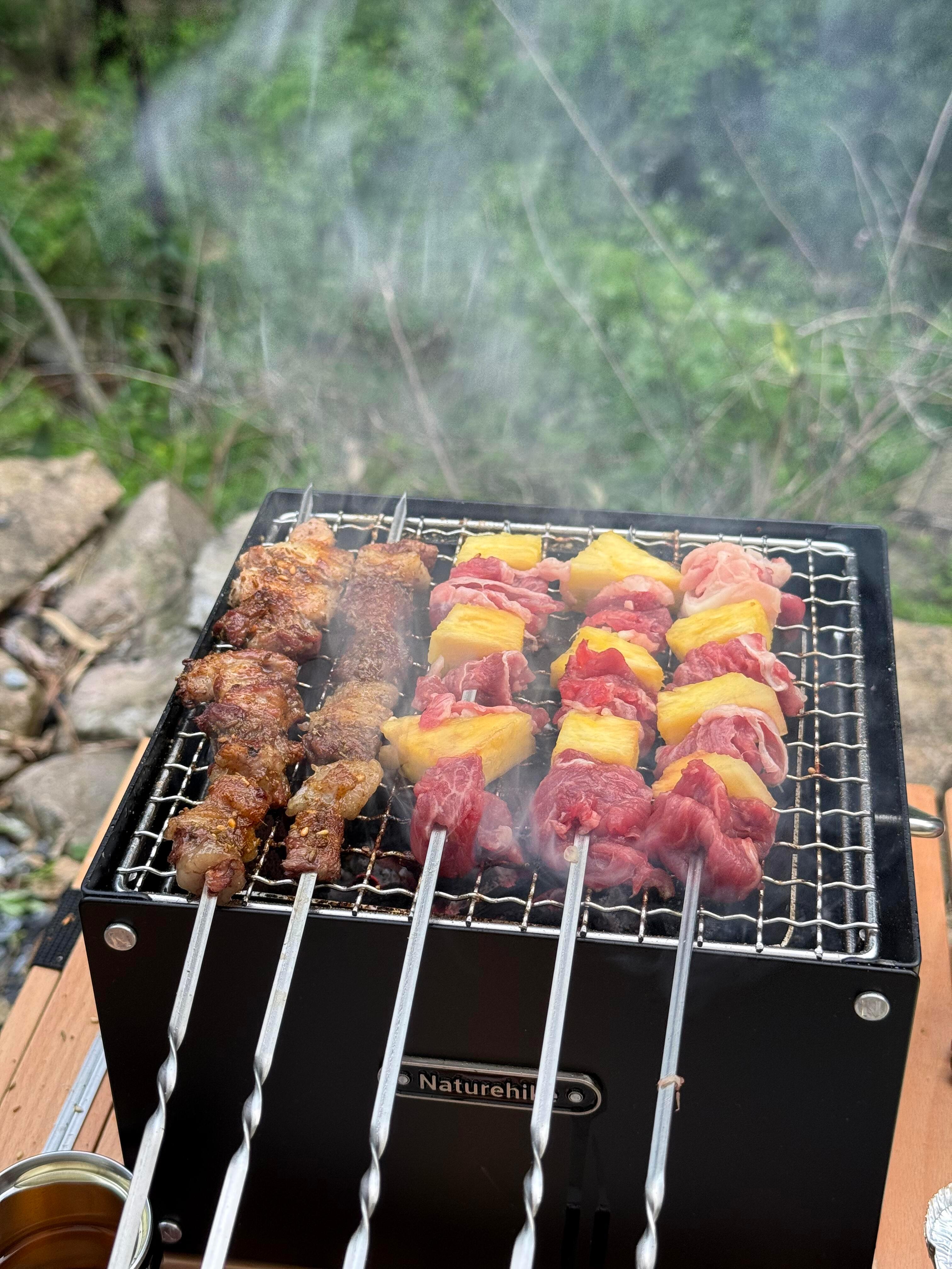 蚂蚁: 这家人真好,又来送外卖了。🐜 