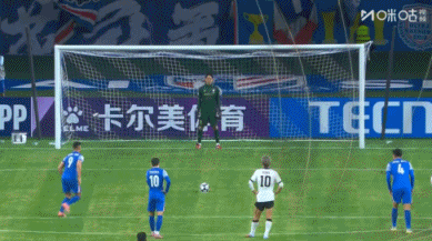 今晚，上海申花在主场0:2脆败神户胜利船！上海申花获得了比对手还多的机会！一个都