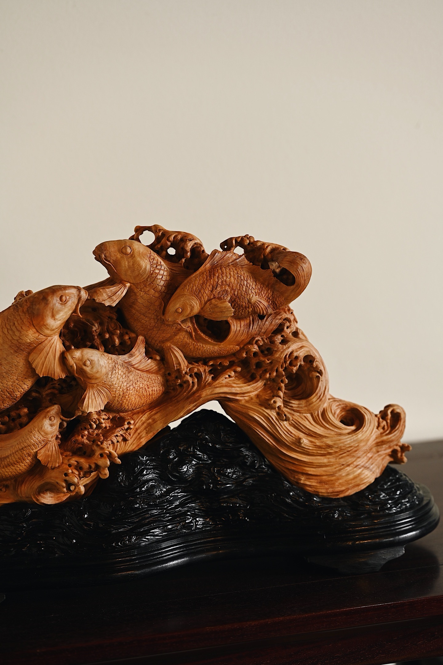 老山檀 | 鲤鱼•五福临门 摆件整料雕刻，依势雕就群鲤逐浪之态，鲤鱼鳞鳍分明，水